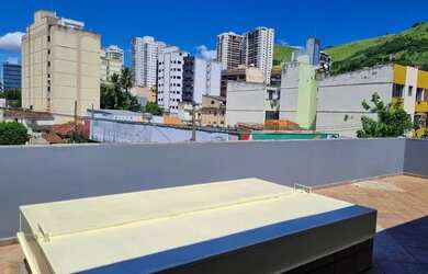 Imagem: A casa possui 3 Dormitórios, 4 Banheiros, 2 Vagas na garagem