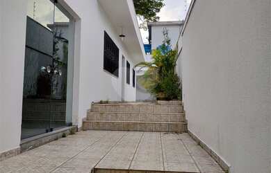 Imagem: A casa possui 3 Dormitórios, 1 Banheiro, 4 Vagas na garagem