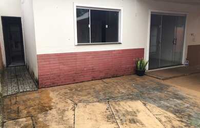 Imagem: A casa possui 3 Dormitórios, 2 Banheiros, 3 Vagas na garagem