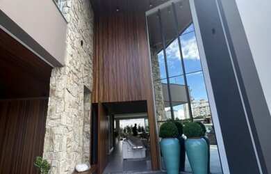 Imagem: A casa possui 4 Dormitórios, 4 Banheiros, 4 Vagas na garagem