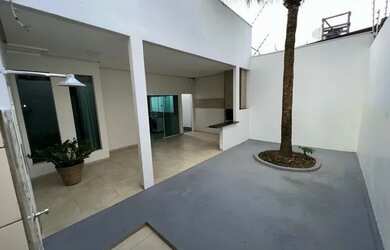 Imagem: A casa possui 3 Dormitórios, 3 Banheiros, 3 Vagas na garagem