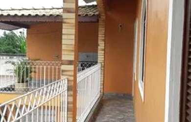 Imagem: A casa possui 2 Dormitórios e 2 Vagas na garagem e está localizado