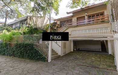 Imagem: A casa possui 5 Dormitórios, 5 Banheiros, 4 Vagas na garagem