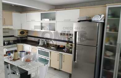 Imagem: A casa possui 4 Dormitórios, 2 Banheiros, 1 Vaga na garagem