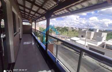 Imagem: A casa possui 3 Dormitórios, 1 Banheiro, 1 Vaga na garagem