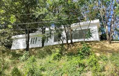 Imagem: A casa em condomínioe possui 3 Dormitórios, 2 Banheiros, 3