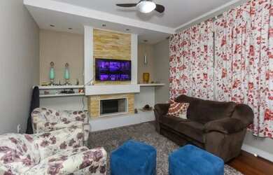 Imagem: A casa possui 3 Dormitórios, 3 Banheiros, 4 Vagas na garagem