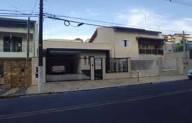 Imagem: A casa possui 3 Dormitórios, 3 Banheiros, 2 Vagas na garagem