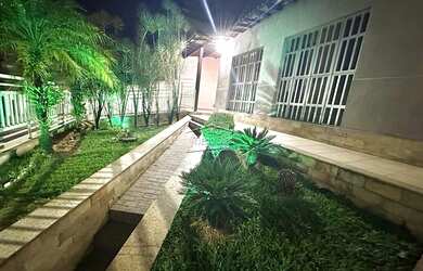 Imagem: A casa possui 3 Dormitórios, 1 Banheiro, 2 Vagas na garagem