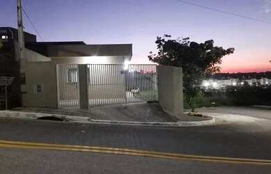 Imagem: A casa possui 2 Dormitórios, 3 Banheiros, 1 Vaga na garagem