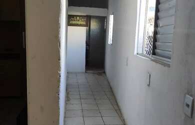 Imagem: A casa possui 2 Dormitórios, 1 Banheiro, 1 Vaga na garagem