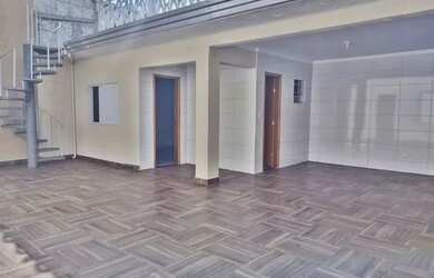 Imagem: A casa possui 3 Dormitórios, 2 Banheiros, 4 Vagas na garagem