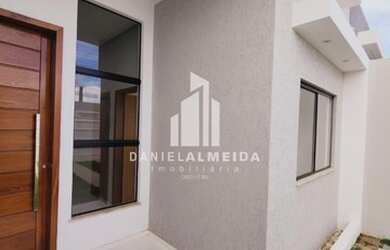 Imagem: A casa possui 3 Dormitórios, 2 Banheiros, 2 Vagas na garagem