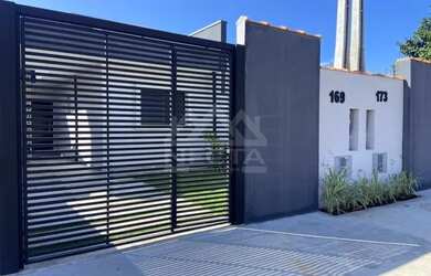 Imagem: A casa possui 2 Dormitórios, 2 Banheiros, 2 Vagas na garagem