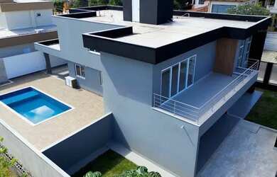 Imagem: A casa possui 4 Dormitórios, 5 Banheiros, 4 Vagas na garagem