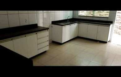 Imagem: A casa possui 3 Dormitórios, 2 Banheiros, 3 Vagas na garagem