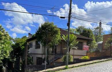 Imagem: A casa possui 3 Dormitórios, 1 Banheiro, 2 Vagas na garagem