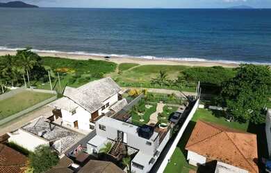 Imagem: A casa possui 2 Dormitórios, 3 Banheiros, 4 Vagas na garagem