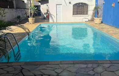 Imagem: A casa possui 4 Dormitórios, 5 Banheiros, 4 Vagas na garagem