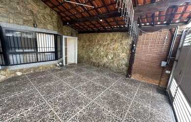 Imagem: A casa possui 3 Dormitórios, 3 Banheiros, 2 Vagas na garagem