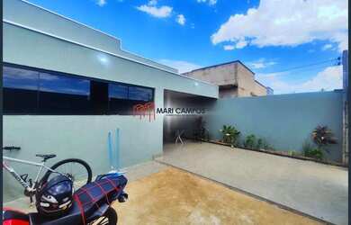 Imagem: A casa possui 3 Dormitórios, 2 Banheiros, 3 Vagas na garagem