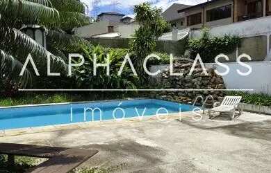 Imagem: A casa possui 4 Dormitórios, 5 Banheiros, 4 Vagas na garagem