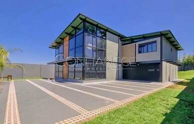 Imagem: A casa possui 3 Dormitórios, 4 Banheiros, 4 Vagas na garagem