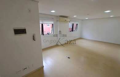 Imagem: O depósito possui 1 Vaga na garagem e 32m² de Área e está