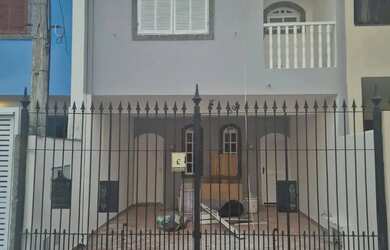 Imagem: A casa possui 3 Dormitórios, 4 Banheiros, 1 Vaga na garagem