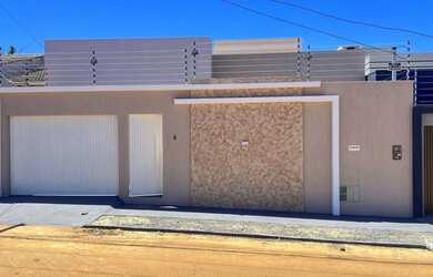 Imagem: A casa possui 3 Dormitórios, 2 Banheiros e 3 Vagas na garagem