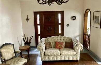 Imagem: A casa possui 3 Dormitórios, 5 Banheiros, 3 Vagas na garagem