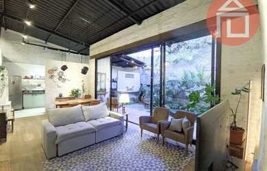 Imagem: O depósito possui 2 Vagas na garagem, 200m² de Área e está