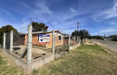 Imagem: A casa possui 4 Dormitórios, 2 Banheiros, 1 Vaga na garagem
