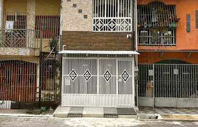 Imagem: A casa possui 4 Dormitórios, 5 Banheiros, 1 Vaga na garagem