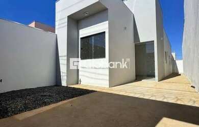 Imagem: A casa possui 3 Dormitórios, 1 Banheiro, 1 Vaga na garagem