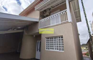 Imagem: A casa possui 4 Dormitórios, 5 Banheiros, 4 Vagas na garagem