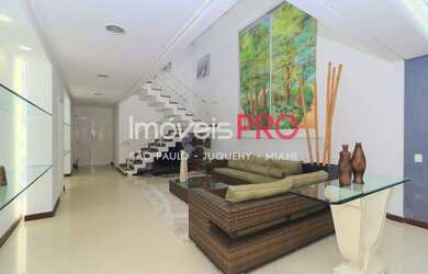 Imagem: A casa possui 4 Dormitórios, 5 Banheiros, 4 Vagas na garagem