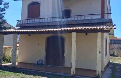 Imagem: A casa possui 3 Dormitórios, 2 Banheiros e 360m² de Área