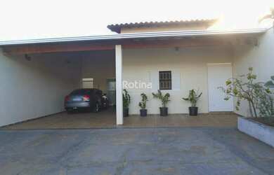 Imagem: A casa possui 5 Dormitórios, 3 Banheiros, 2 Vagas na garagem