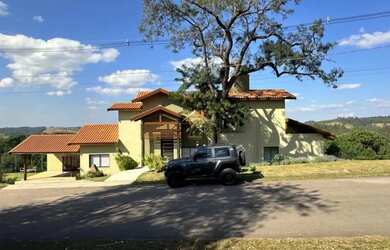 Imagem: A casa em condomínio possui 5 Dormitórios, 5 Banheiros, 4