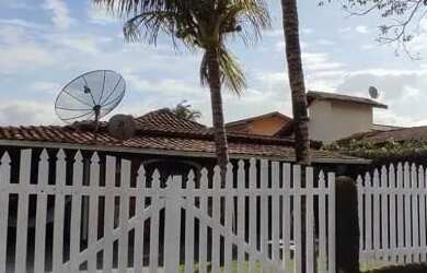 Imagem: A casa possui 2 Dormitórios, Acomodam 13 pessoas, 4 Vagas na