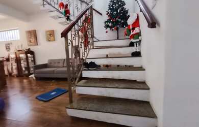 Imagem: A casa possui 5 Dormitórios, 5 Banheiros, 5 Vagas na garagem