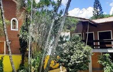 Imagem: A casa possui 4 Dormitórios, 4 Banheiros, 4 Vagas na garagem