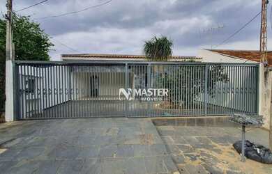 Imagem: A casa possui 2 Dormitórios, 2 Banheiros, 4 Vagas na garagem