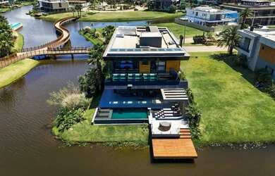 Imagem: A casa em condomínio possui 5 Dormitórios, 5 Banheiros, 2