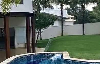 Imagem: A casa em condomínio possui 5 Dormitórios, 5 Banheiros, 4