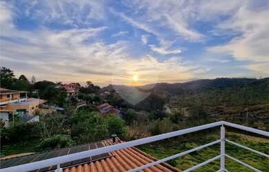 Imagem: A casa possui 3 Dormitórios, 2 Banheiros, 5 Vagas na garagem