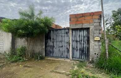 Imagem: A casa possui 2 Dormitórios, 1 Banheiro, 3 Vagas na garagem