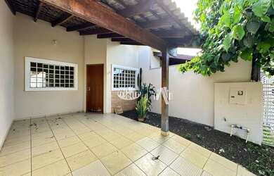 Imagem: A casa possui 3 Dormitórios, 1 Banheiro, 1 Vaga na garagem