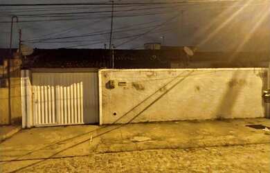 Imagem: A casa possui 4 Dormitórios, 2 Banheiros e 1 Vaga na garagem